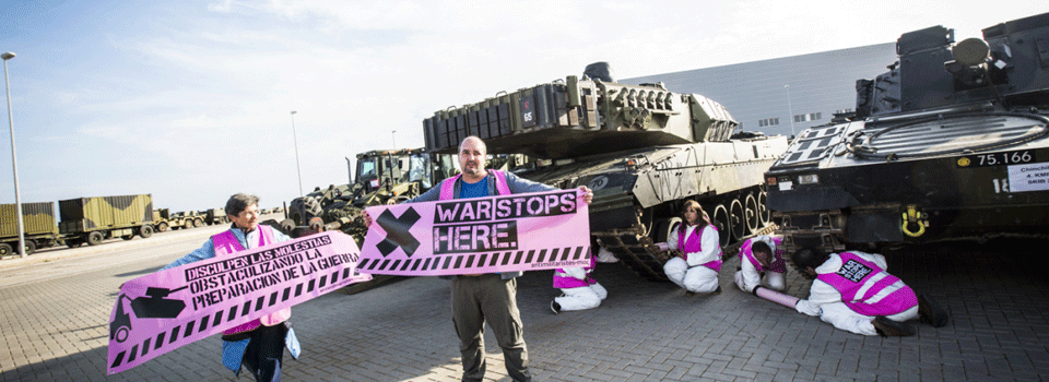 Bloqueo al transporte de tanques para las maniobras Trident Juncture 2015 de la OTAN, puerto de Sagunto, octubre 2015