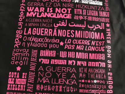 Tote bag bolsa de tela negra "La guerra no es mi lengua"